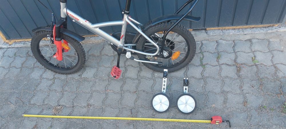 Rower dziecięcy BTWIN 16 cali z kółkami bocznymi i drążkiem do nauki