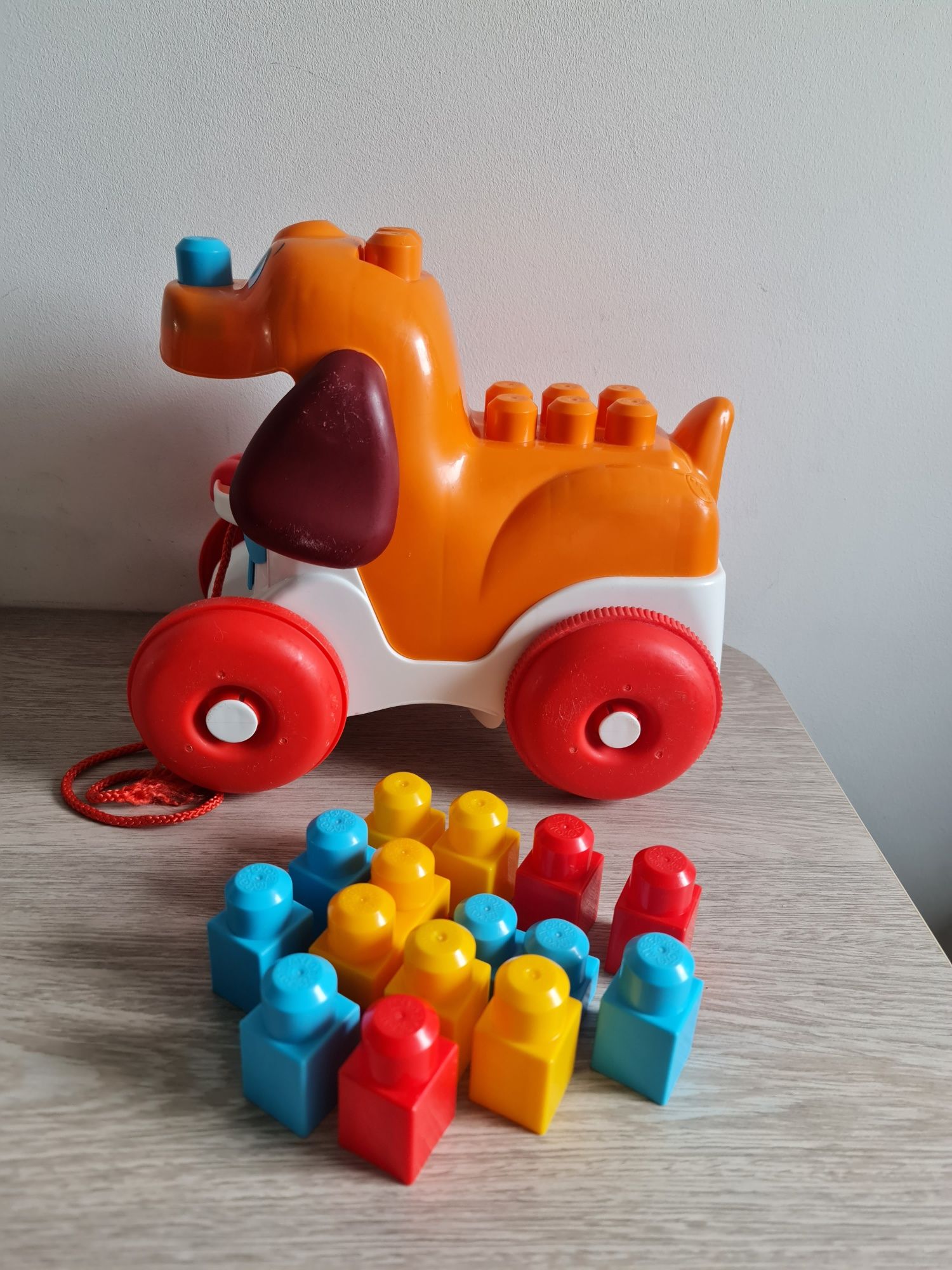 Piesek z klockami zabawka fisher price