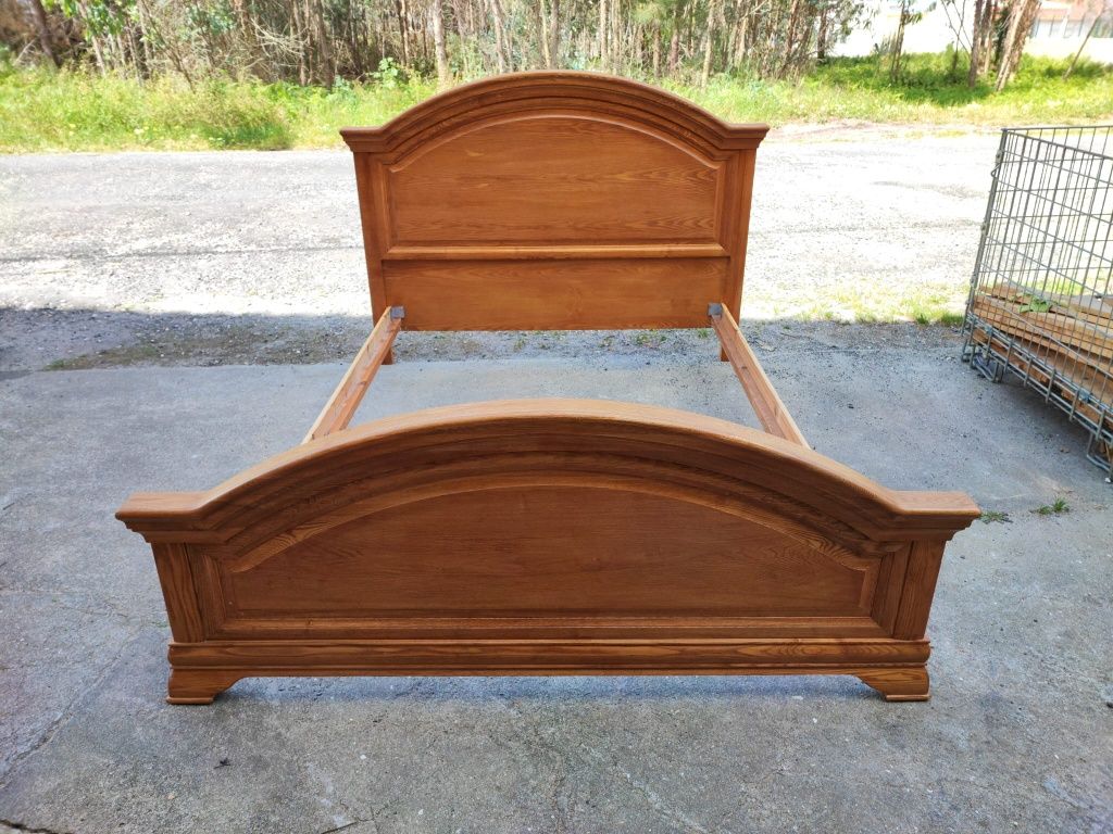Cama nova com estrado toda de madeira macissa 195x145 e também 195x165