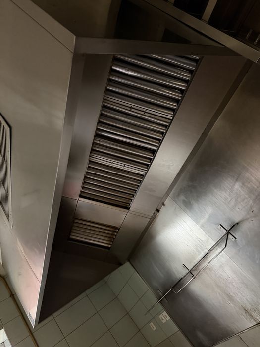 Hot de exaustão em inox com grelha de insuflação