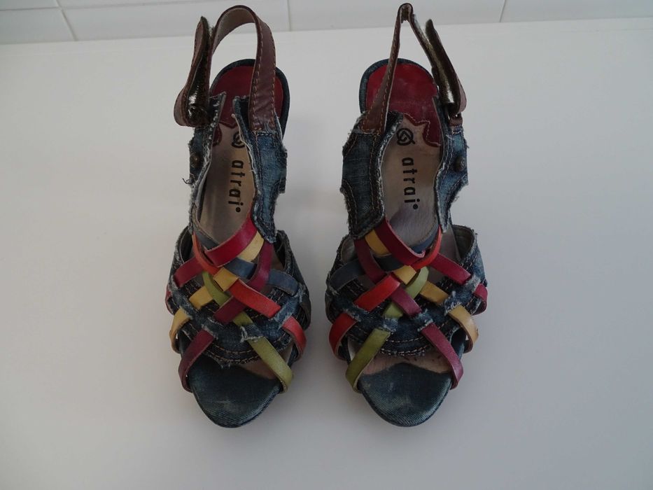 Sandálias em ganga com tiras coloridas (tam.35)