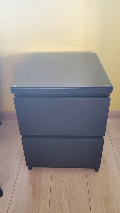 Mesa de cabeceira Malm com tampo vidro