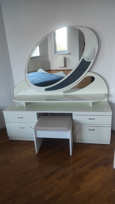 Косметичний столик