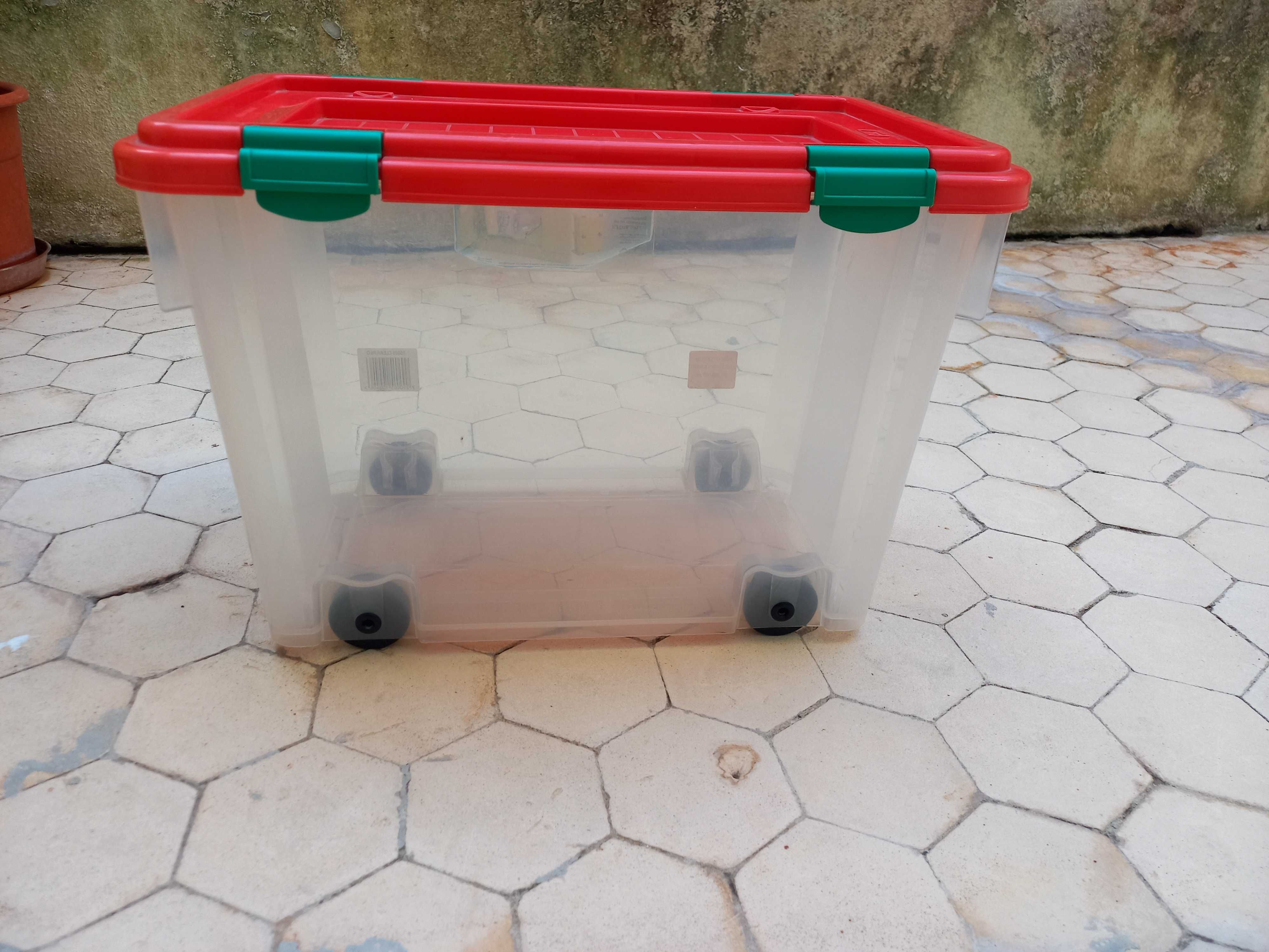 Caixa em pvc com Rodas e Tampa