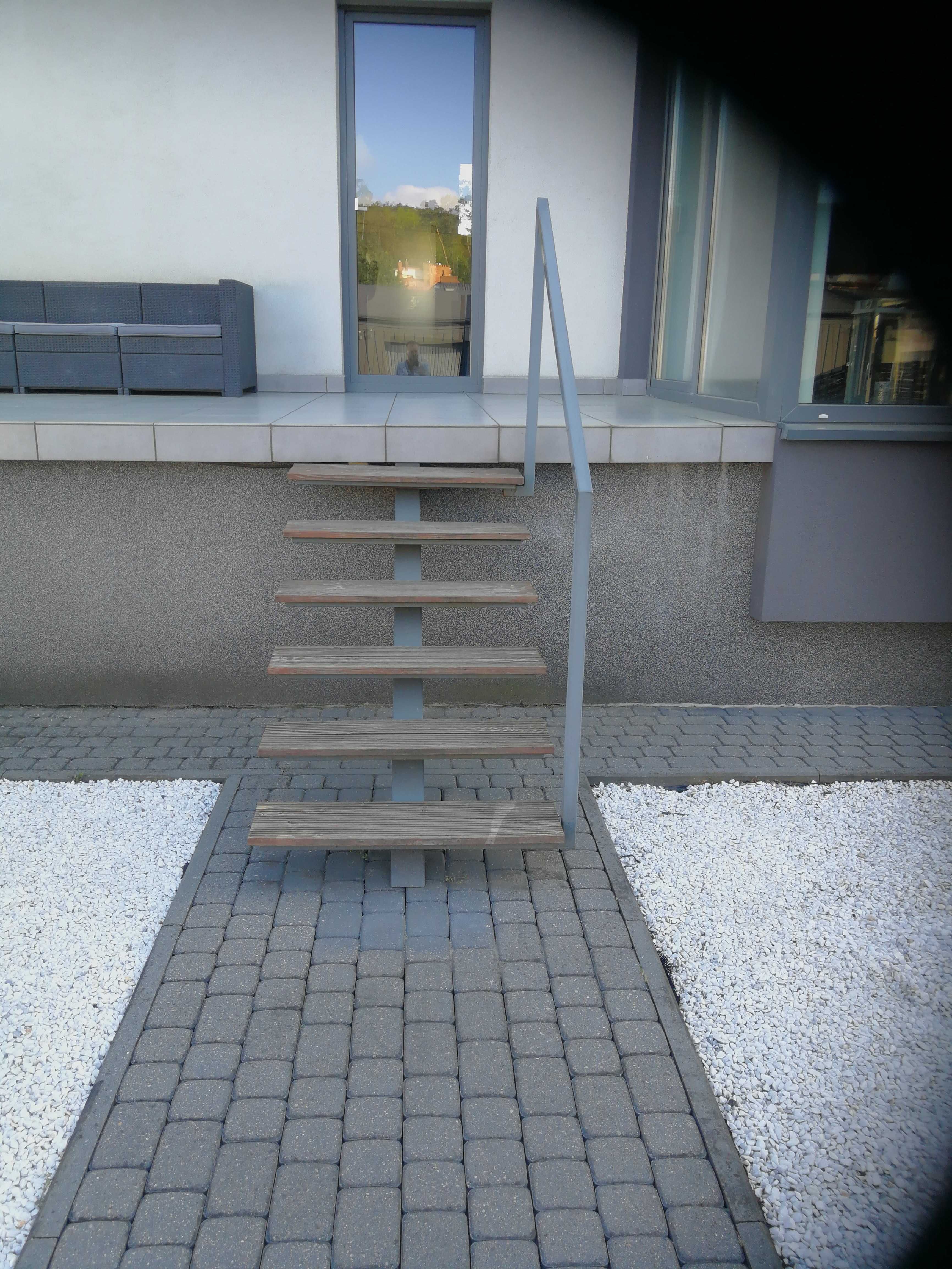 Schody na belce centralnej metalowej ze stopniami drewnianymi