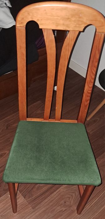 Cadeira com estofo verde