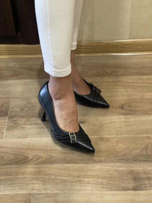 Чорні туфлі на шпильці , лодочки з гостирим носом