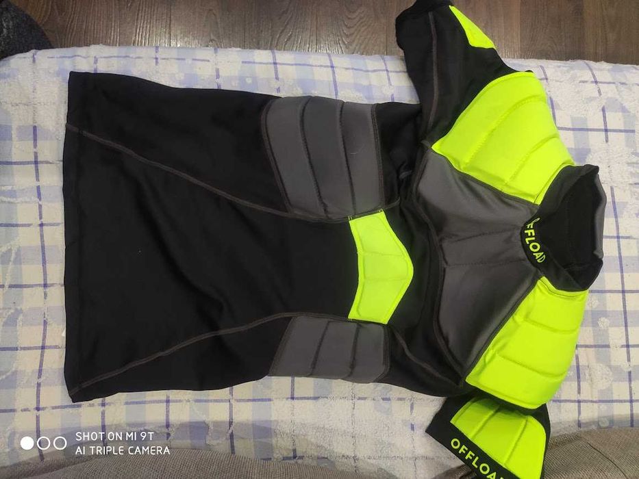 Захист плечей для регбі чорно-жовтий, Decathlon