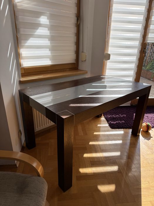 Drewniany stół ze szklem