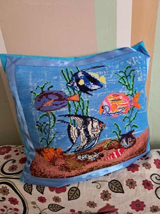 Вишиті чохли для декоративних подушок