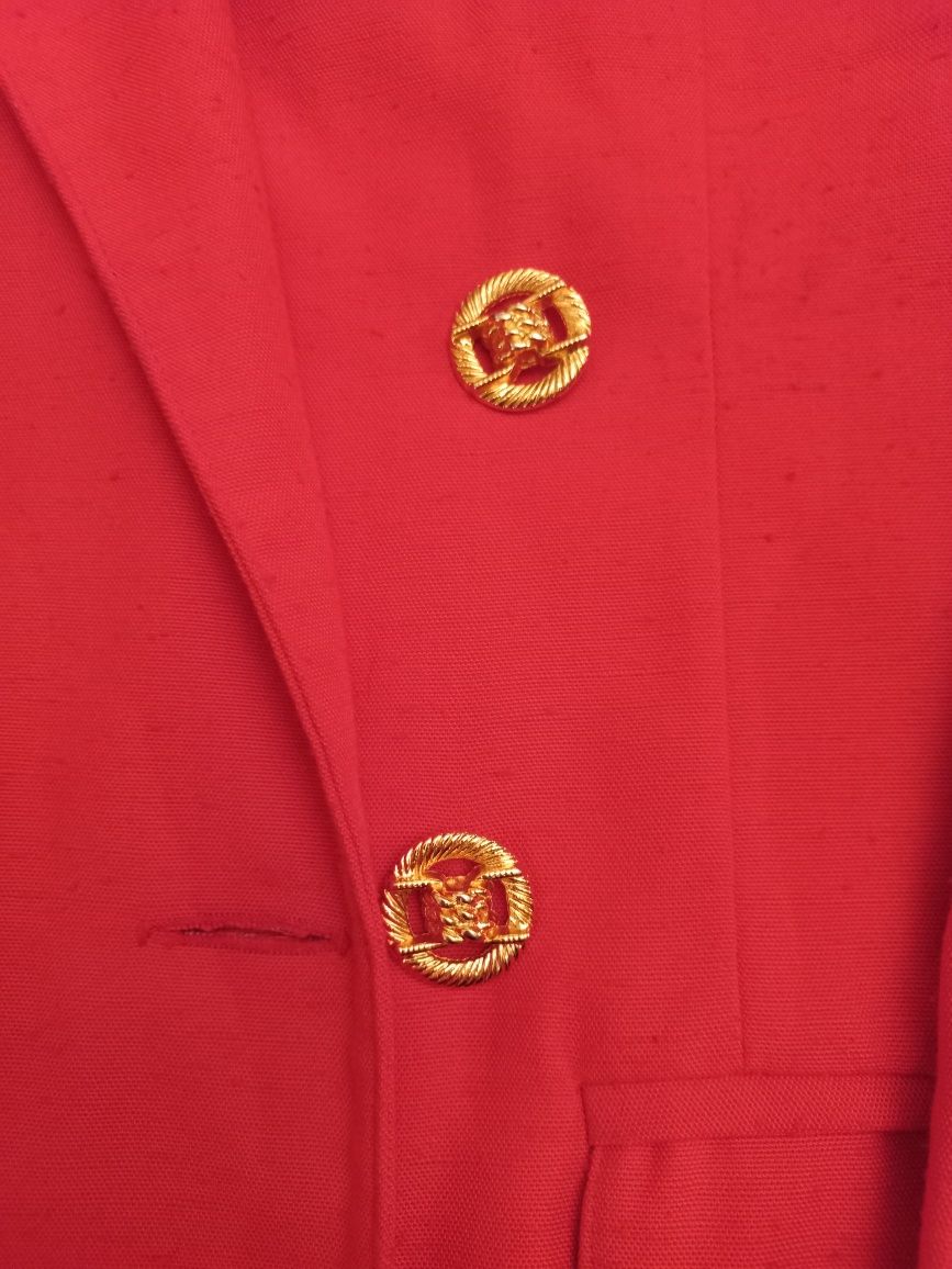 Blazer alinhado vermelho com botões dourados