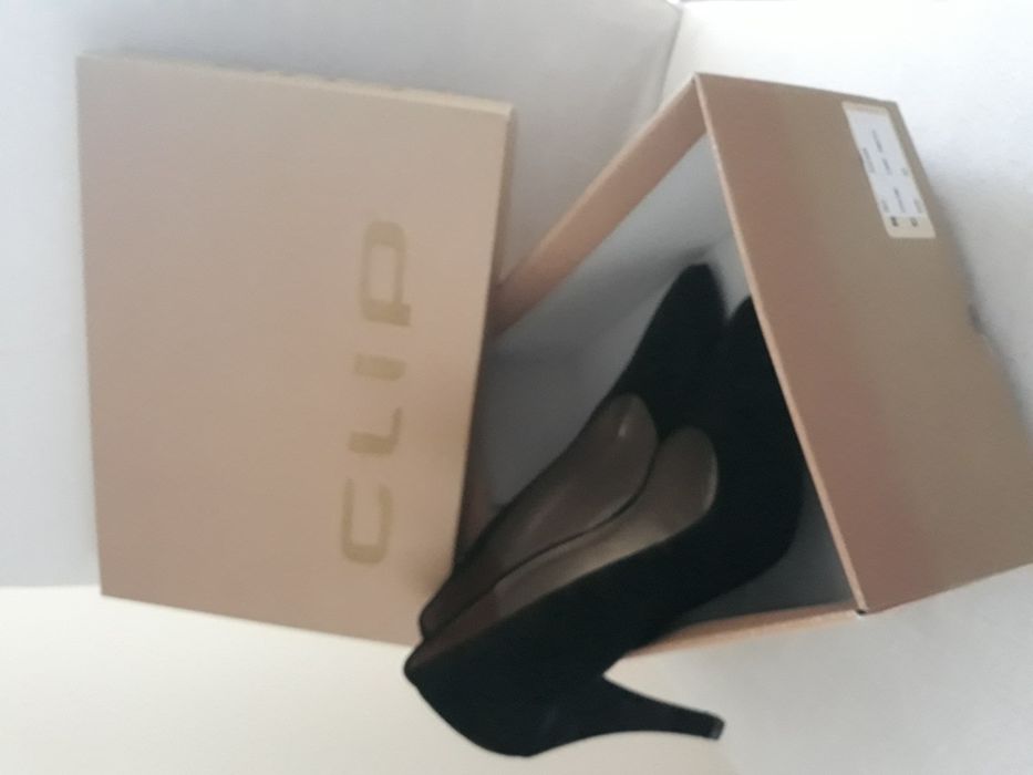 Sapatos em.pele de camurça pretos NOVOS