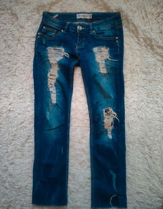 Spodnie z dziurami r 27