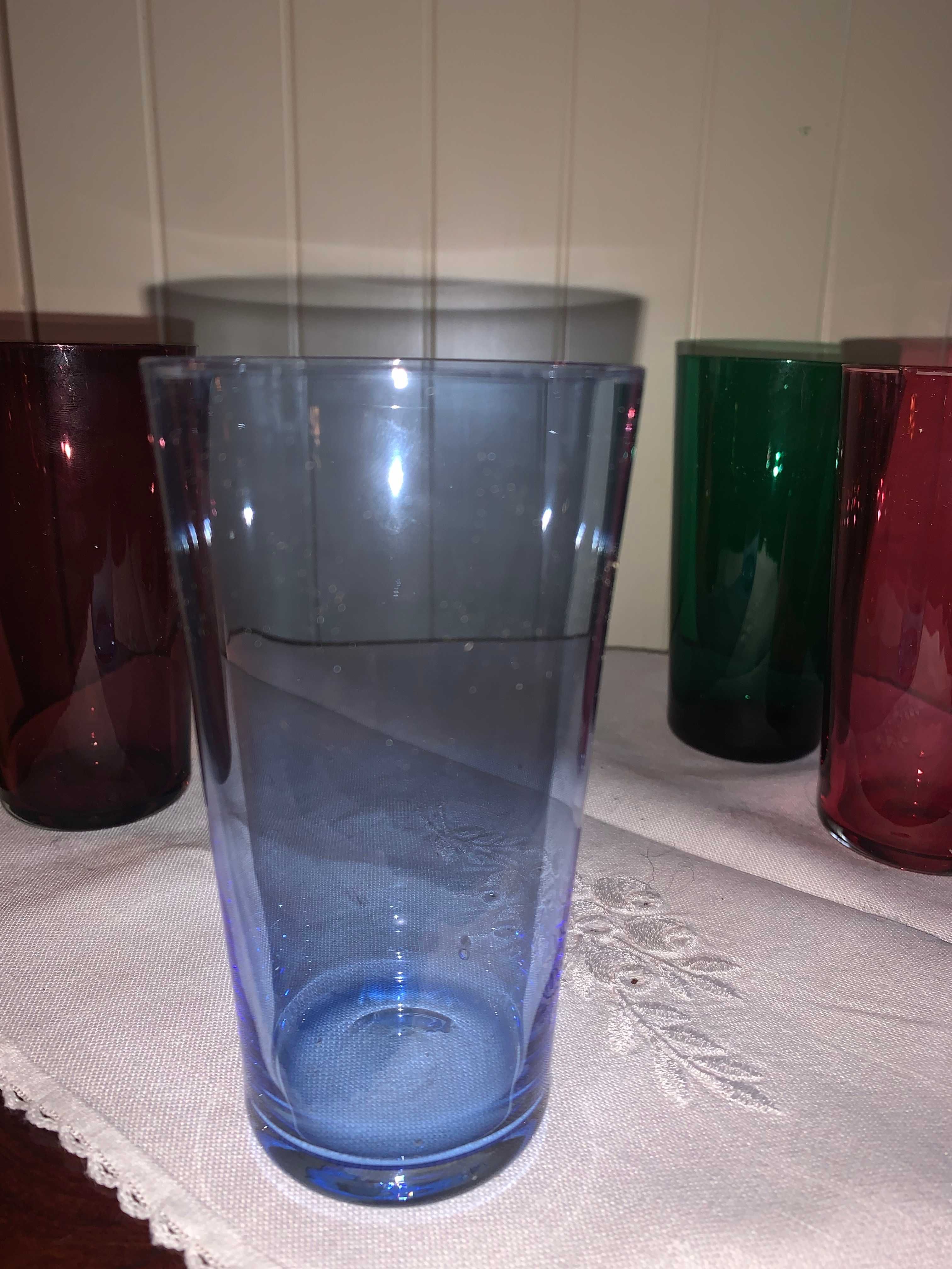 4 szklanki z kolorowego szkła