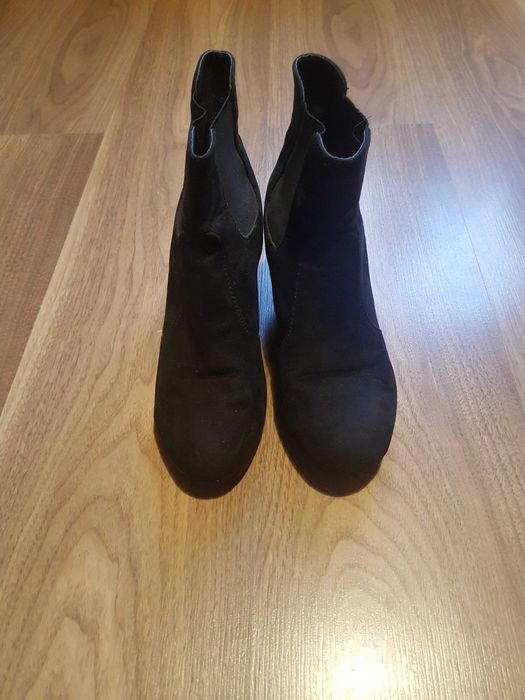 Czarne buty na koturnie