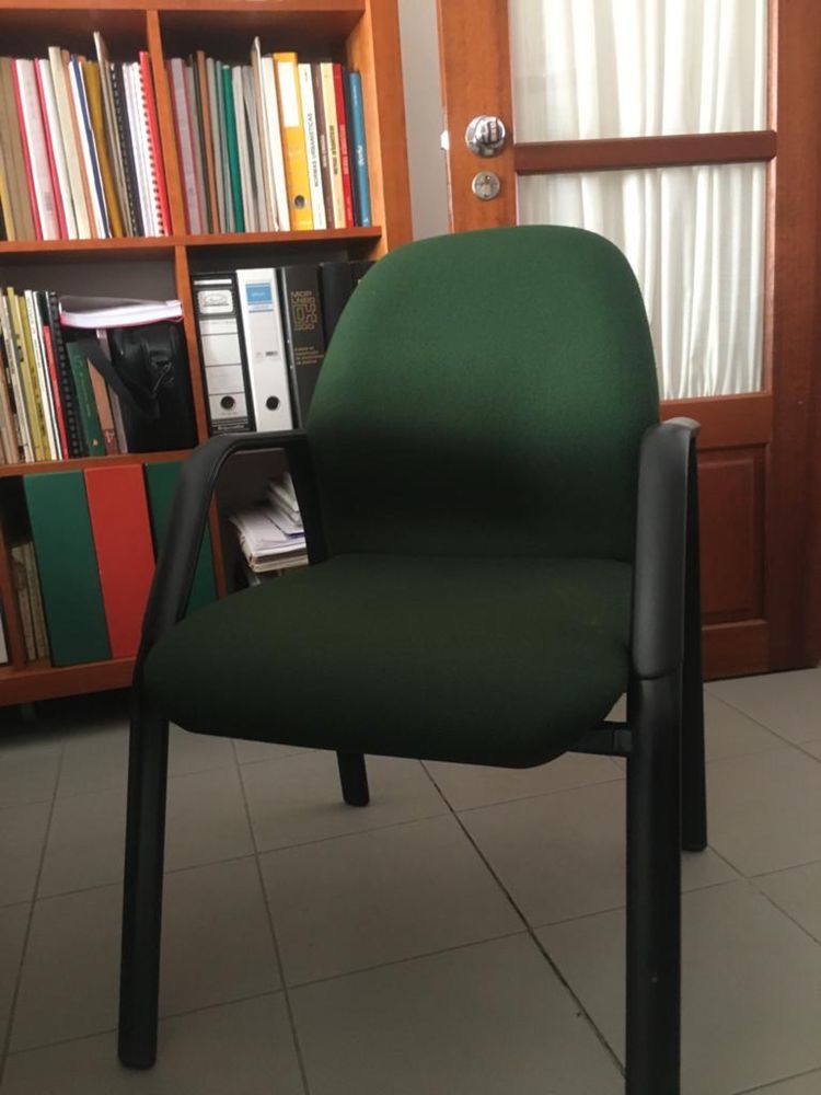 Mesa e Cadeiras de Reunião / Escritório