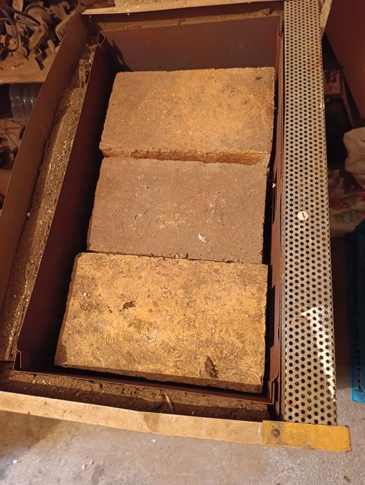 Piec akumulacyjny z cegłami szamotowymi