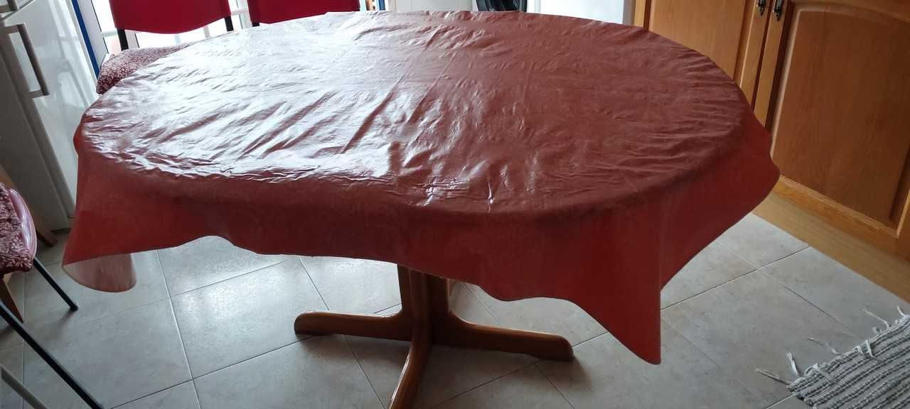Mesa de jantar redonda extensível.