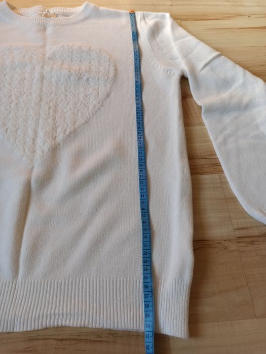 Biały damski sweter