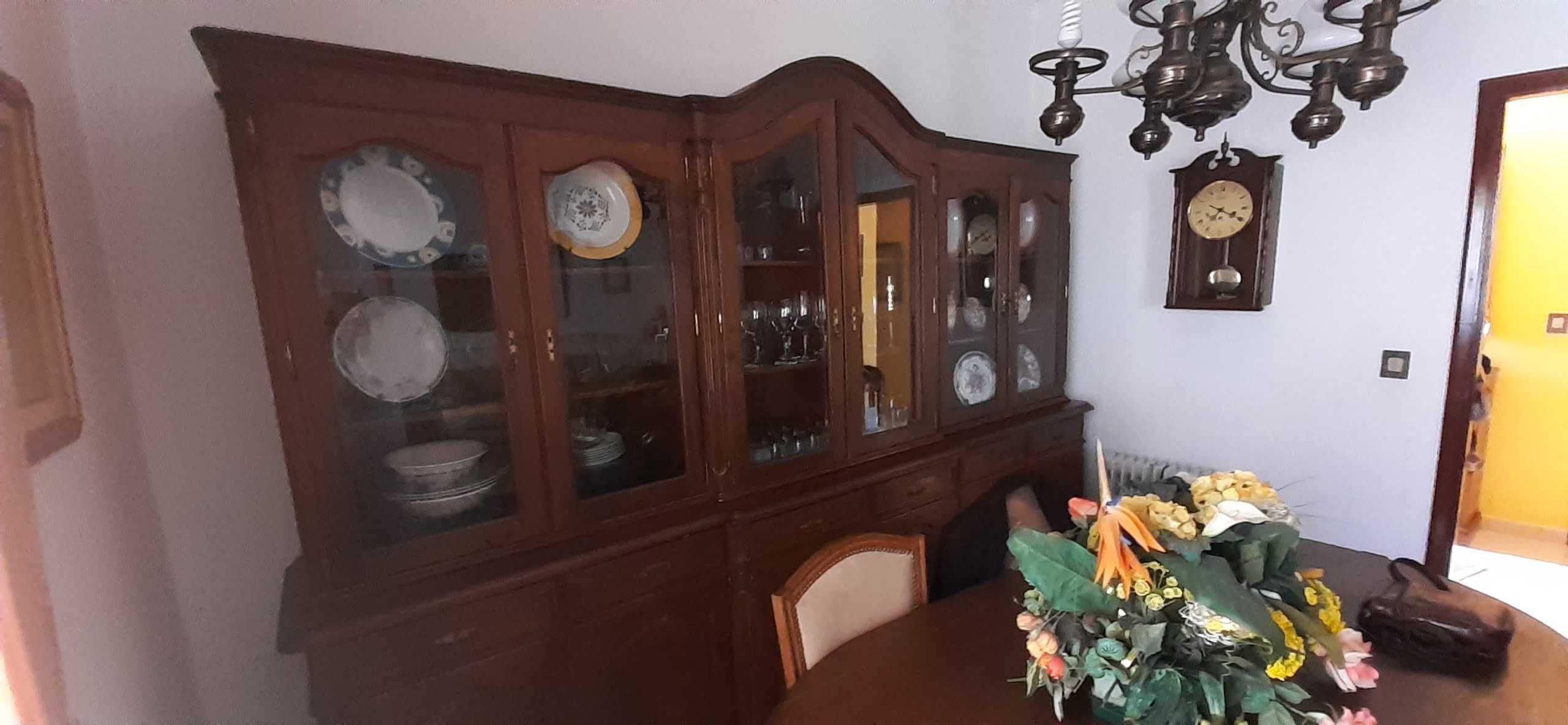 Estante com 3 vitrines de vidro