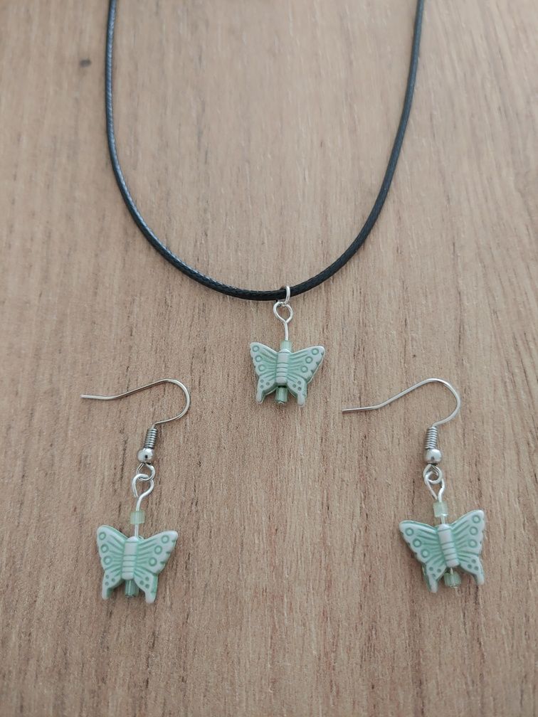 Zestaw/komplet biżuterii naszyjnik i kolczyki jasnozielone motylki