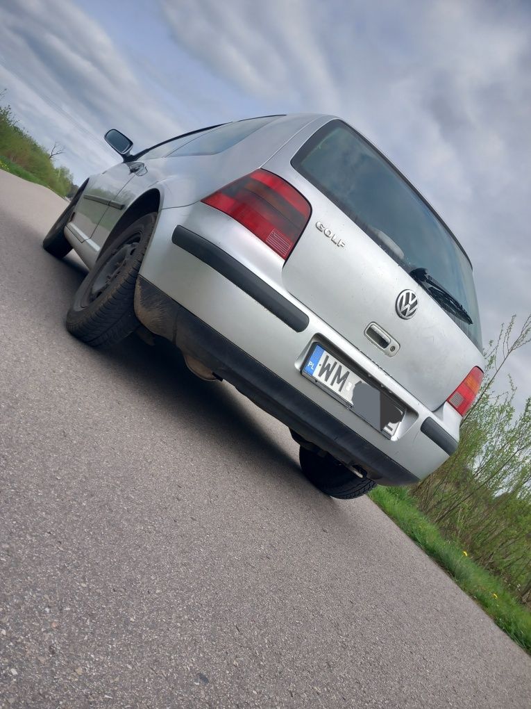 Witam posiadam na sprzedaż samochod osobowy marki Volkswagen Golf 4