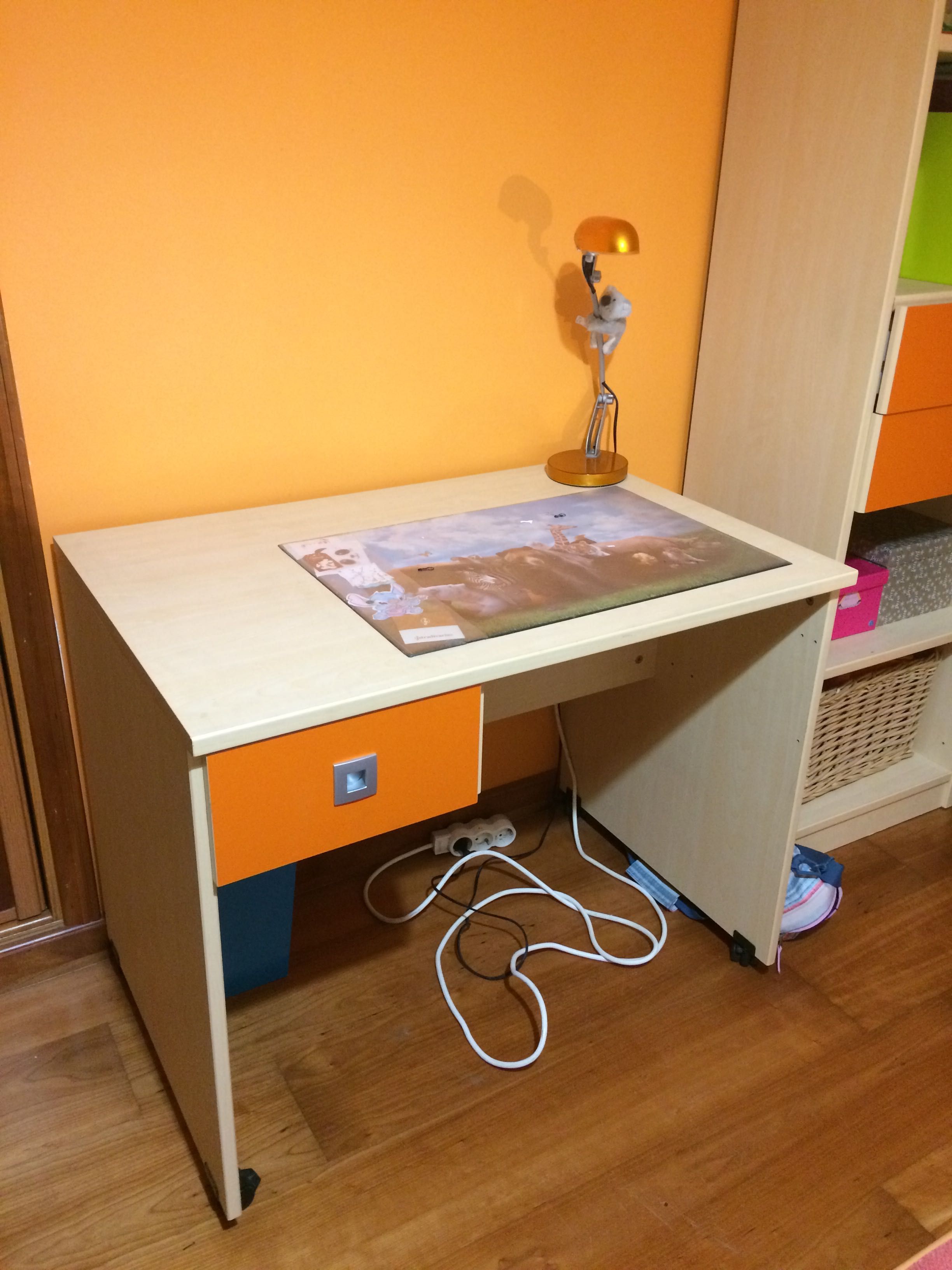 secretaria(36,00€)estante(63,00) Cabeceira de cama (78,00€) NEGOCIÁVEL