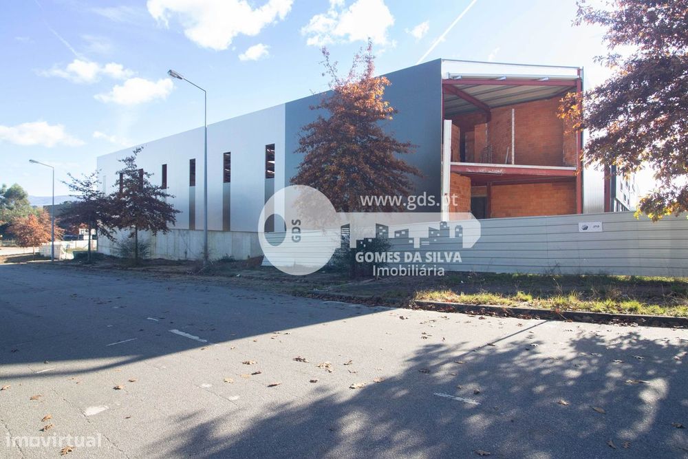 Pavilhão Industrial 700 m² Novo com Escritórios | Mós, Vila Verde