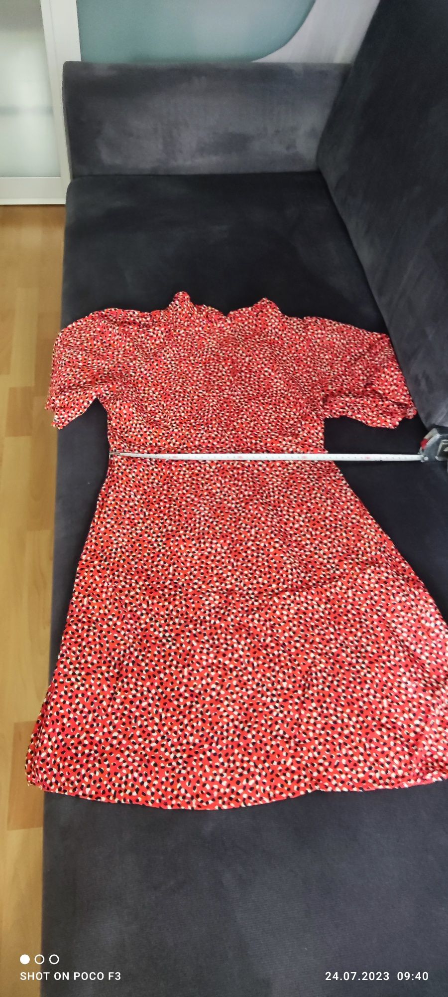 Sukienka czerwona na stojce