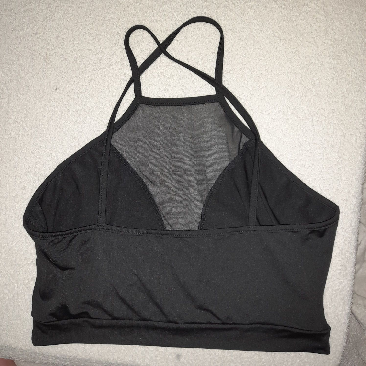 Top preto aberto atrás