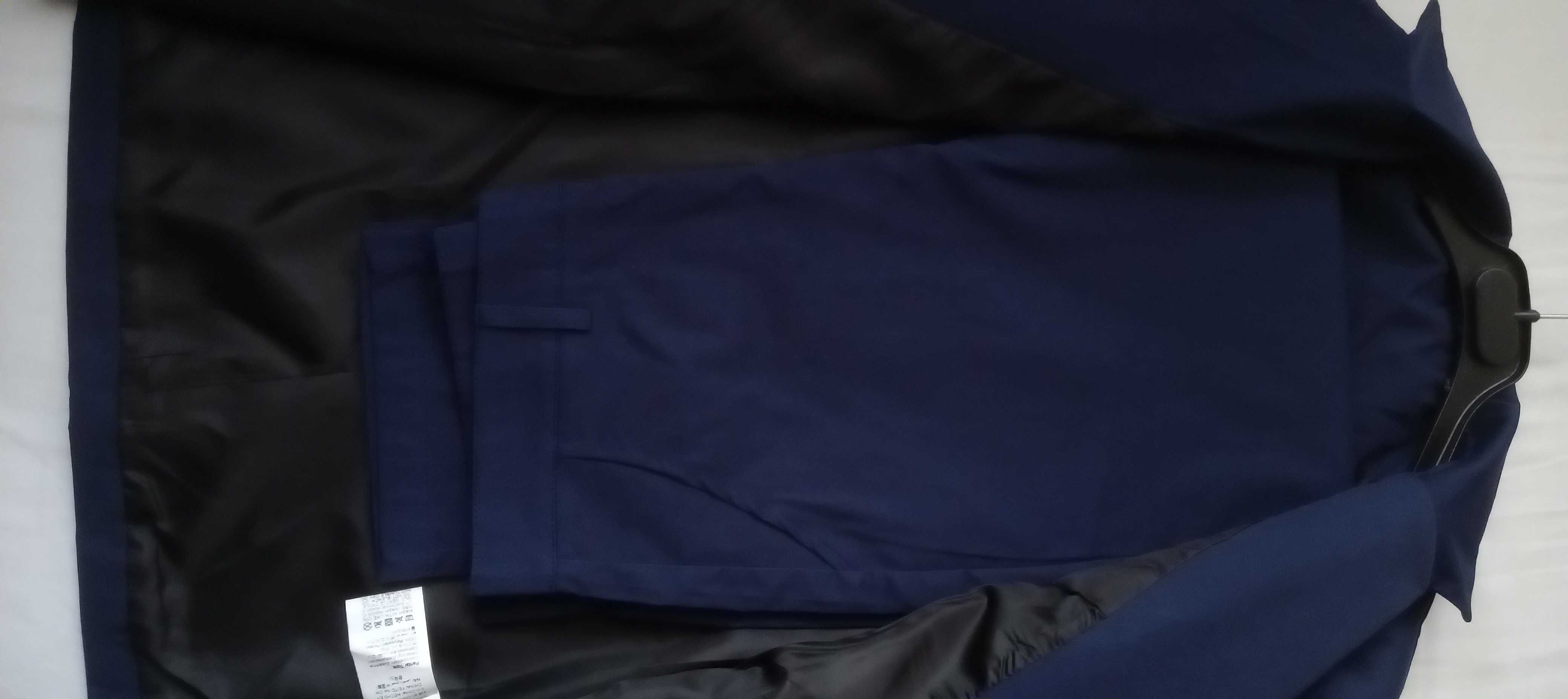 Fato masculino em tecido leve ideal para dias de calor.