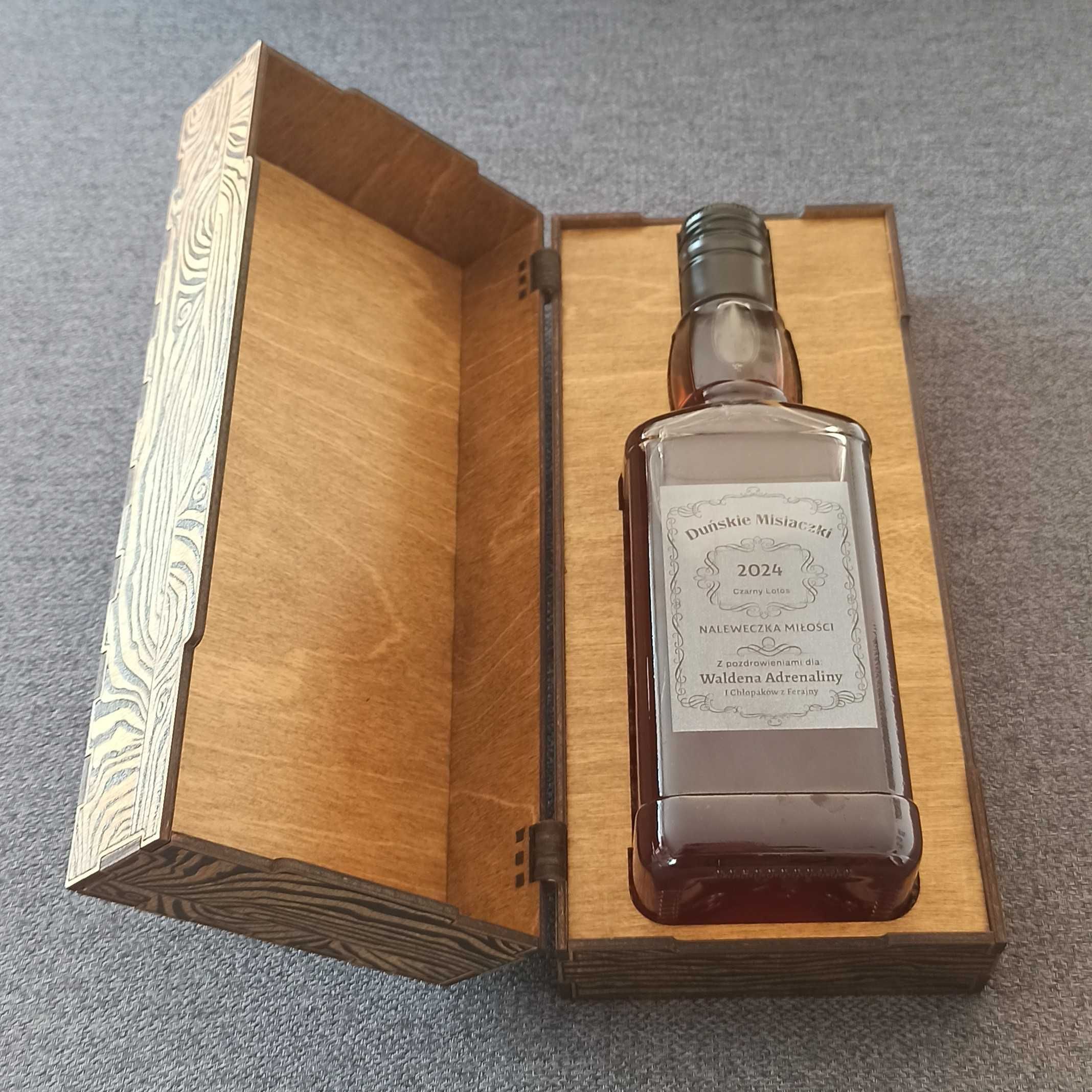 Grawerowane pudełko i grawerowana butelka na whisky