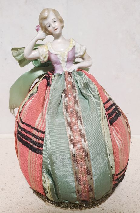 Linda antiga boneca "half doll" de pó de arroz em porcelana alemã