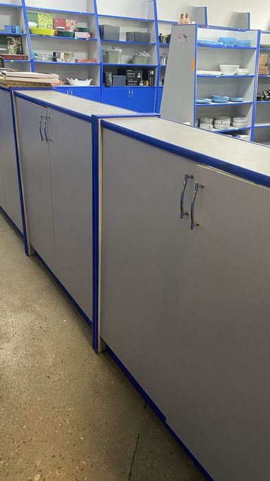 Торгова вітрина зі склом