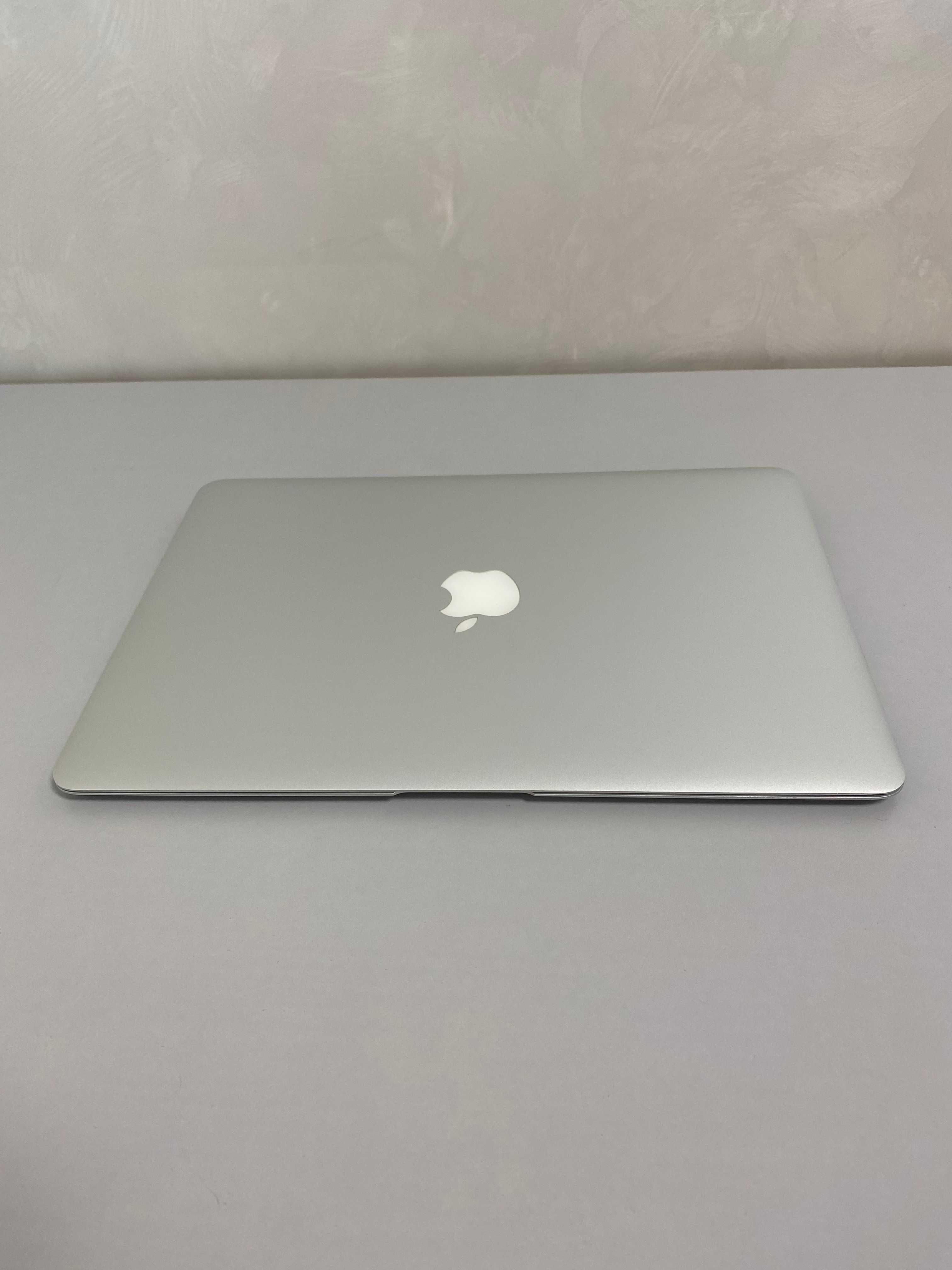 Apple MacBook Air 13 (A1466, 2015 год, i5, 256 ssd, 4 ram)