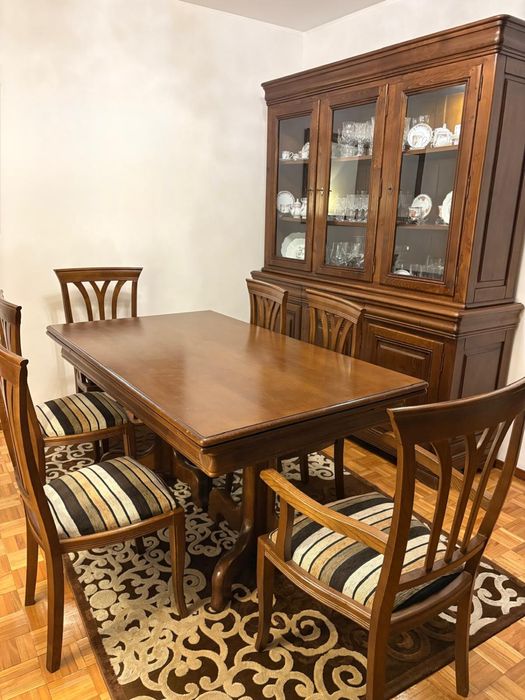 Mesa de jantar + Aparador com cristaleira