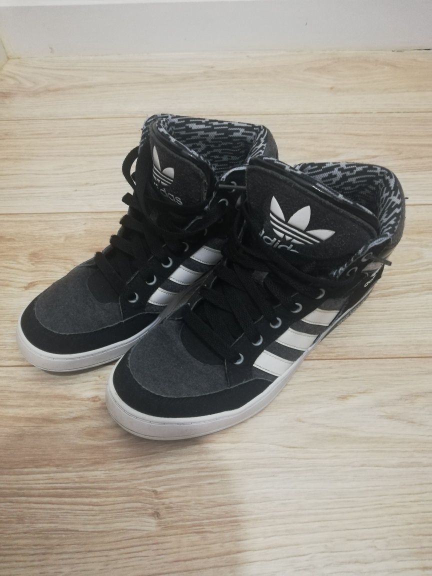 Ténis Adidas tamanho 41