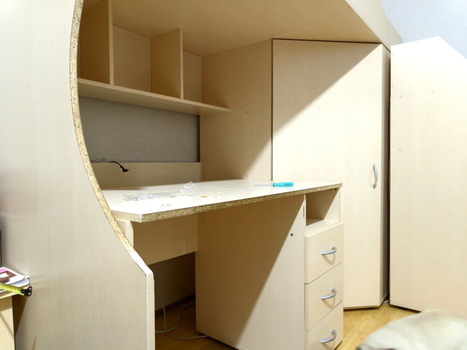 Кровать чердак стенка.