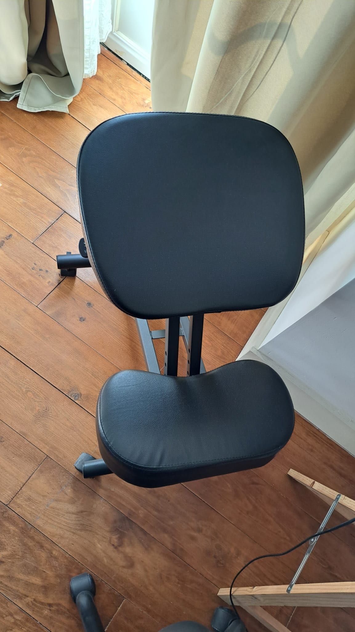 Cadeira ergonómica profissional, cor preta.
