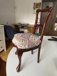Małe krzesło antyk sesja zdjęciowa vintage ozdoba