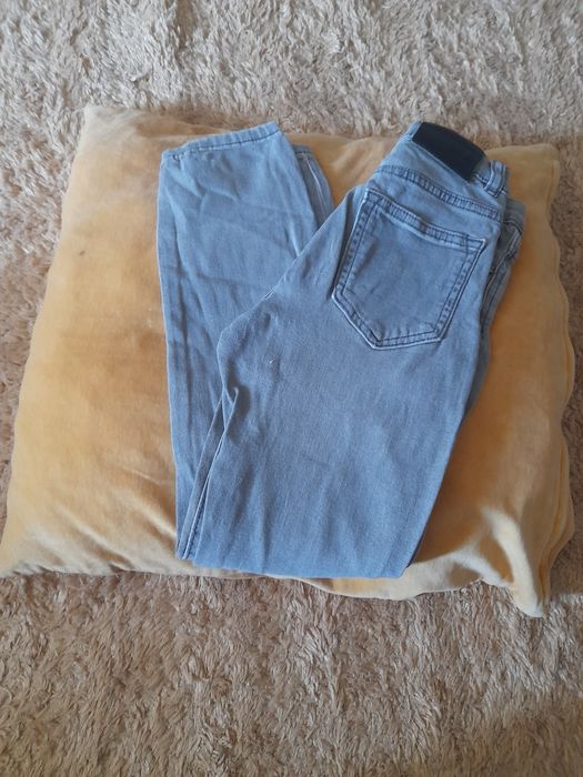 Calças de ganga de rapaz usadas em bom estado.