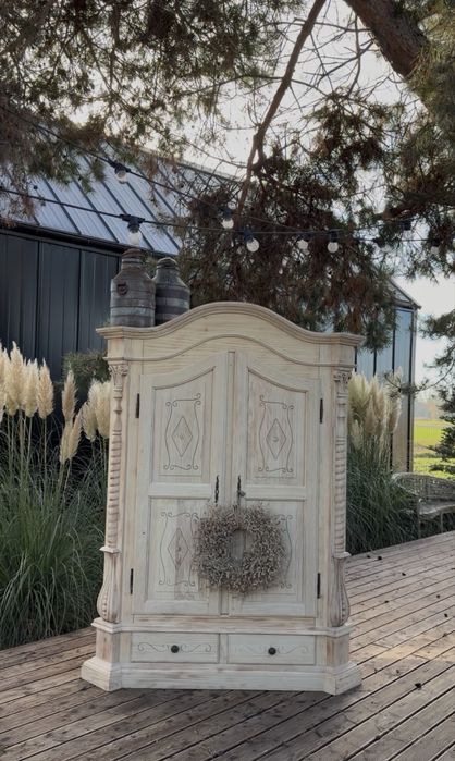 Rustykalna szafa , bogato zdobiona szafa