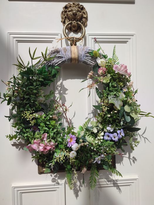 Большой венок на дверь. Декор