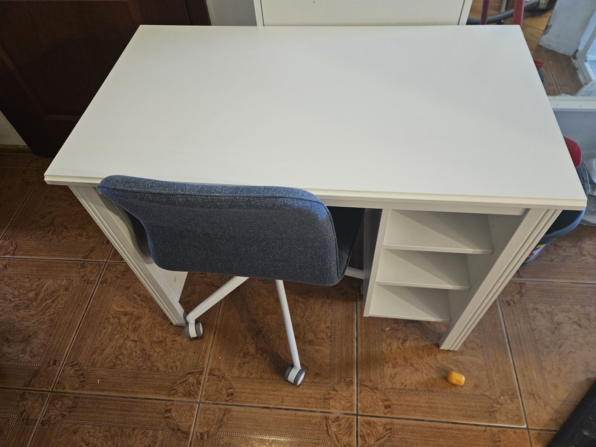 Biurko i krzesło obrotowe ikea