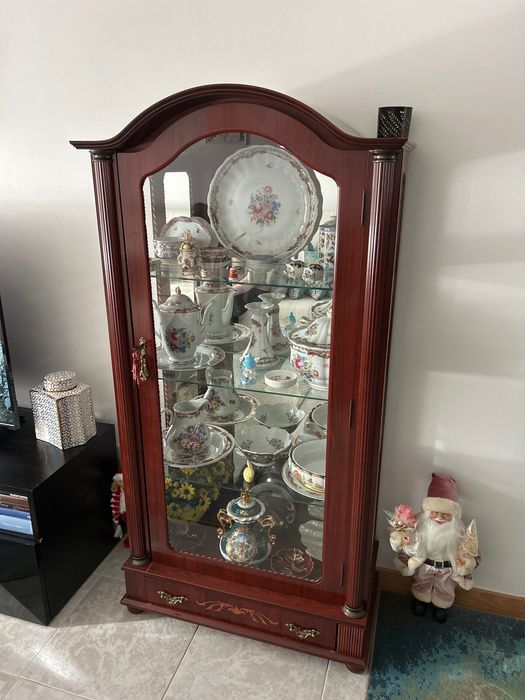 Cristaleira em madeira