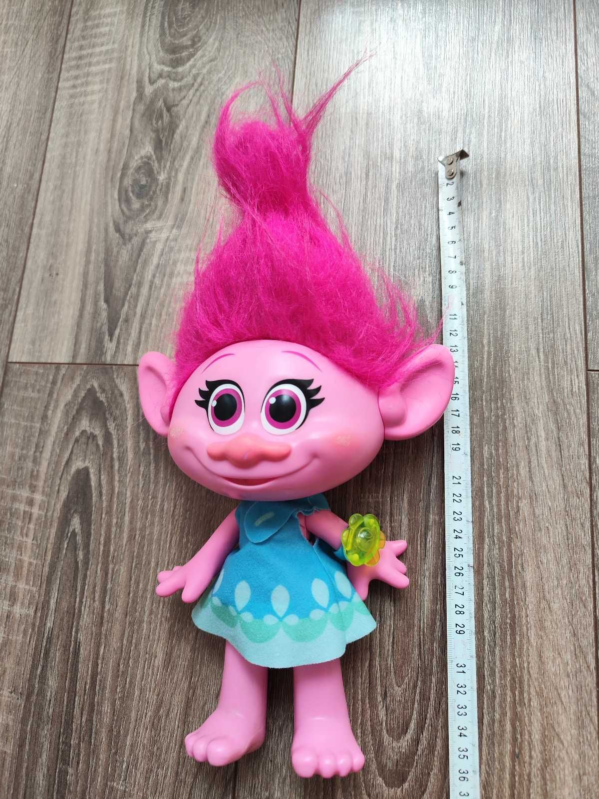 Lalka Poppy Hasbro Trolle Interaktywna zabawka 2015 śpiewa świeci się