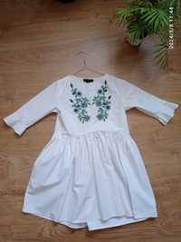 Biała sukienka z haftem