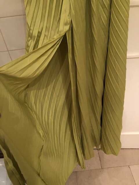 Elegante vestido comprido verde lima com leve plissado
