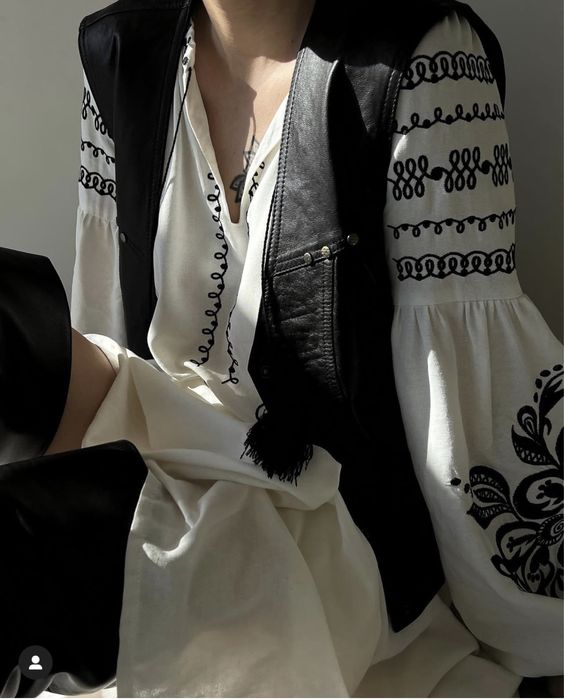 Вишита сукня з льону