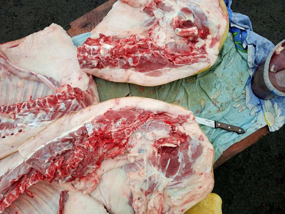 Продам свині тушки, полутушки, паштет, а також тушонку